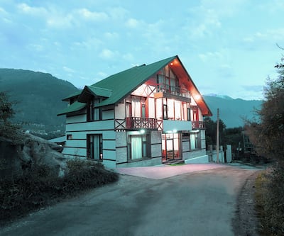 https://imgcld.yatra.com/ytimages/image/upload/t_hotel_yatra_city_desktop/v1432614802/Domestic Hotels/Hotels_Manali/Hotel The HK International/Exterior.jpg